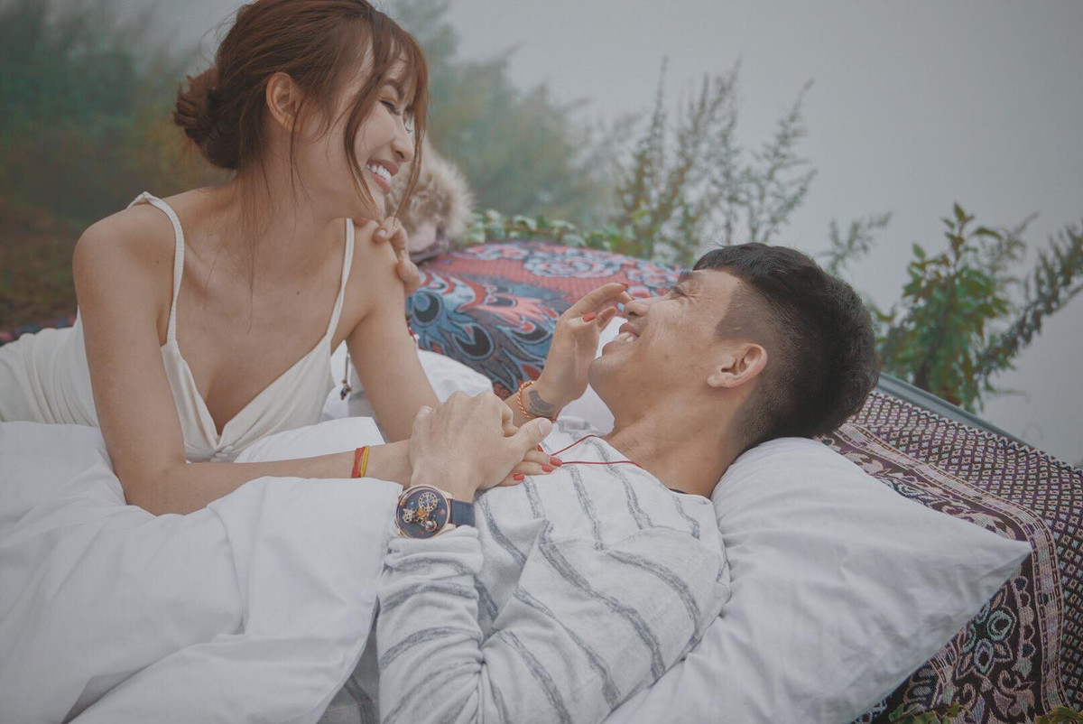 Mina mặc đầm trắng quyến rũ bên chồng.