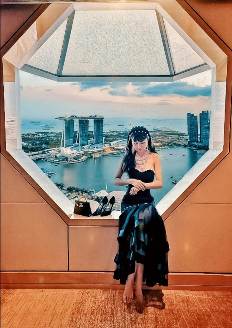 Ăn mặc sang chảnh và chụp ảnh ở những điểm du lịch nổi tiếng thế giới là niềm đam mê của Mina Phạm. Ảnh: FBNV, Instagram.