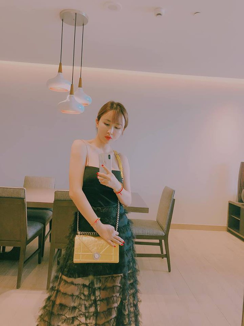 Từ những bộ váy áo đắt đỏ cô diện thường ngày đến những phụ kiện bé tí hon đều có giá cao ngất ngưởng.