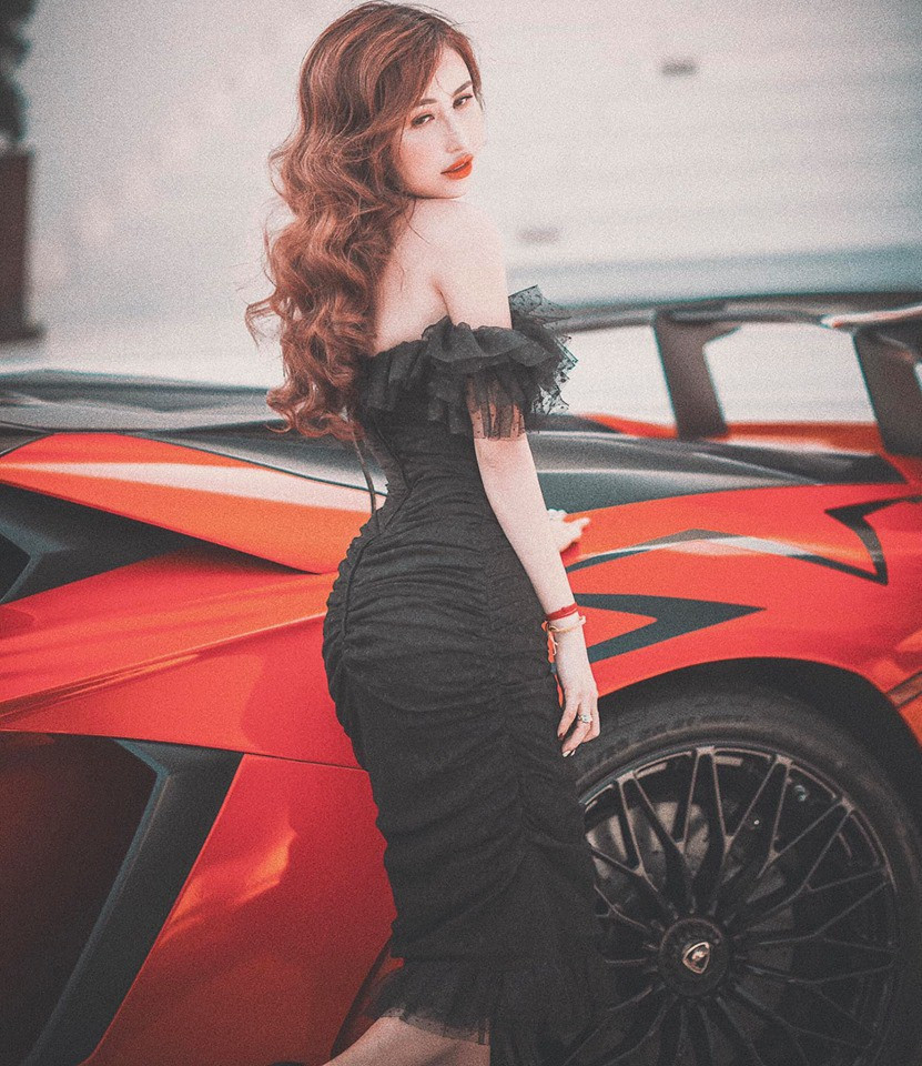 Vợ hai của Minh Nhựa khoe dáng gợi cảm trong chiếc đầm đen trễ vai bên siêu xe.