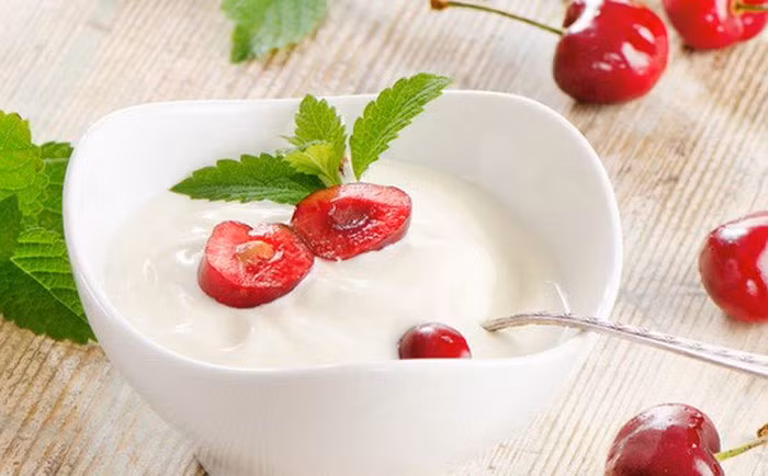 Sữa chua: Theo nghiên cứu, ăn sữa chua tác động đến hoạt động của não ở các khu vực xử lý cảm xúc, bao gồm giảm lo âu căng thẳng. Ngoài ra, sữa chua chứa đầy đủ canxi, protein và các vi sinh vật có lợi cho sức khỏe của bạn nói chung.