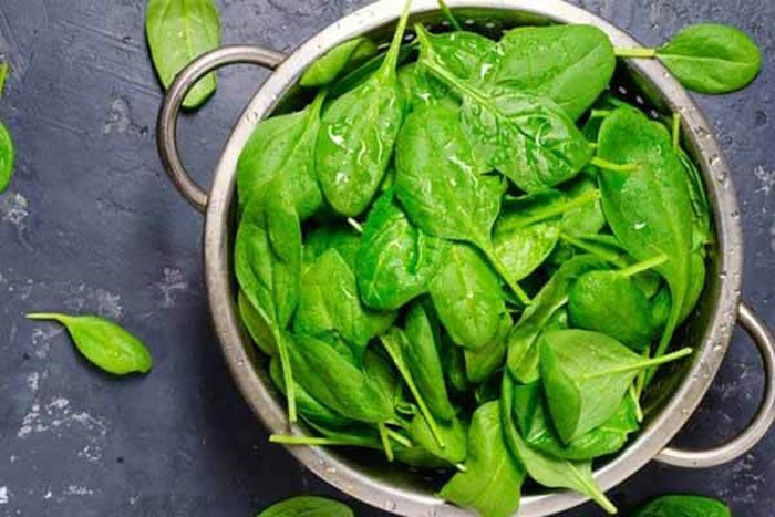 Rau chân vịt: Là thực phẩm giúp giảm căng thẳng hiệu quả, rau chân vịt (hay còn gọi là rau bina) có hàm lượng magie lớn, giúp điều chỉnh nồng độ cortisol - hormone gây ra những cơn căng thẳng ở người.