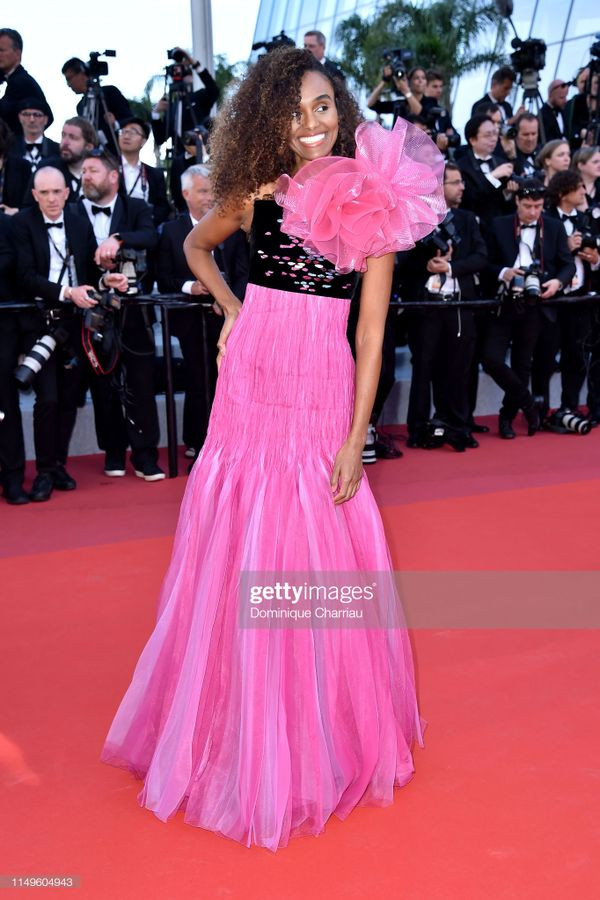 Người mẫu Gelila Bekele chọn chiếc đầm hồng có vẻ không hợp với thảm đỏ Cannes.