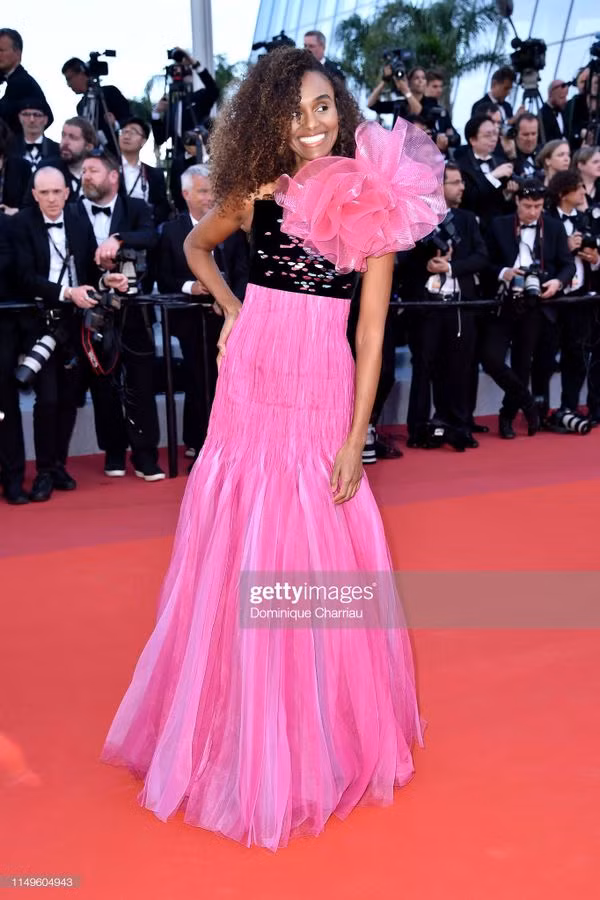 Người mẫu Gelila Bekele chọn chiếc đầm hồng có vẻ không hợp với thảm đỏ Cannes.