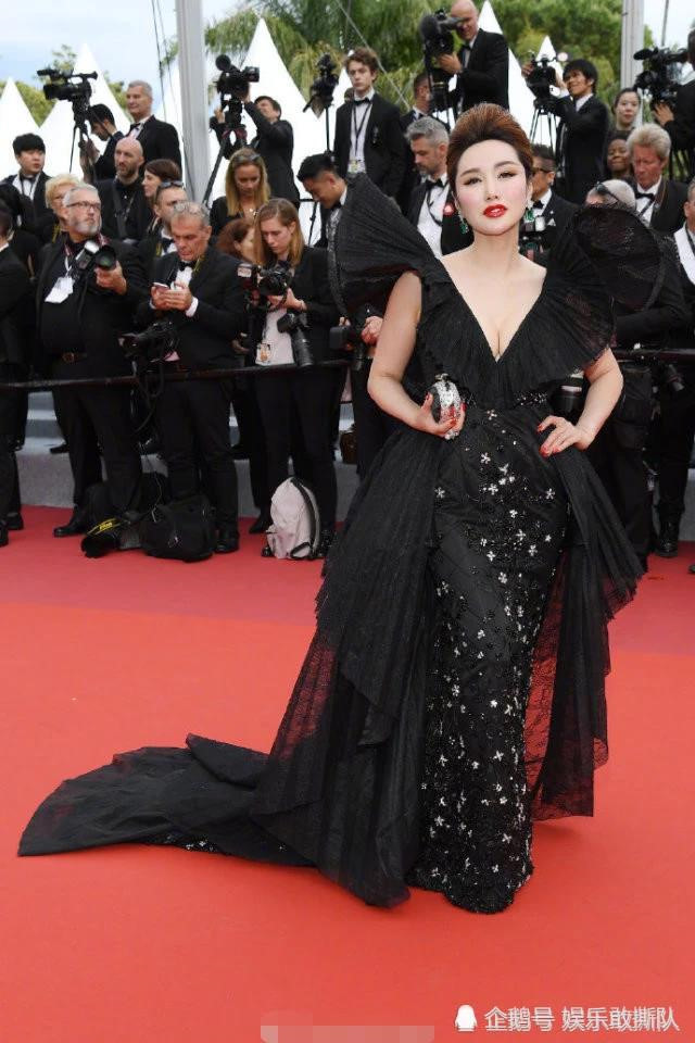 Trang phục của người phụ nữ trong ảnh là "con quạ đen xấu xí". Ảnh: QQ, Getty.