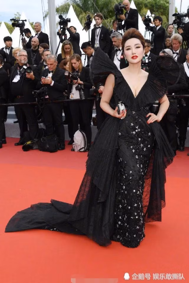 Trang phục của người phụ nữ trong ảnh là "con quạ đen xấu xí". Ảnh: QQ, Getty.