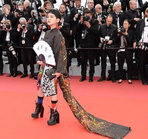 Tiêu chí của người mẫu này là "không cần đẹp, chỉ cần độc".