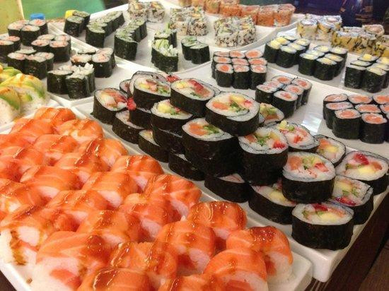 Cá ngừ phải được giữ nhiệt độ lạnh hơn các loại khác vì dễ bị nhiễm một số loại vi khuẩn. Do đó nếu muốn ăn cá ngừ, nên ăn ngay khi nhân viên nhà hàng vừa dọn ra.