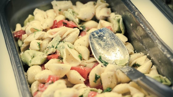 Các món ăn có sữa: Những món ăn có chứa sữa, phô mai hay mayonnaise dễ hỏng hơn những món ăn khác đồng thời chứa nhiều chất béo bão hòa. Một khi đã thấy những món ăn có sữa bị kéo màng hoặc rìa ngoài bị cứng do tiếp xúc với nhiệt độ phòng thì tuyệt đối không nên đụng tới. 