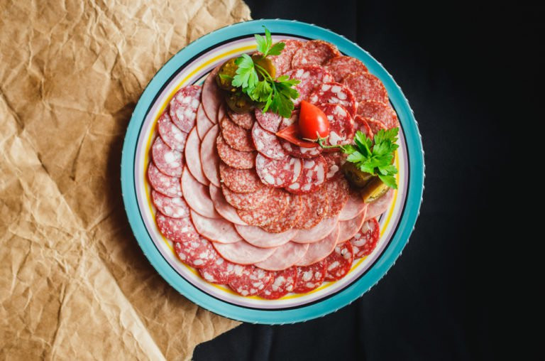 Các loại thịt nguội cắt lát: Thịt xông khói, xúc xích, thịt nguội hoặc các loại thịt chế biến khác...cũng là những món bạn không nên ăn khi dùng buffet. Những món ăn này không chỉ chứa nhiều natri và chất béo bão hòa hơn thịt tươi mà còn chứa nitrat hoặc chất bảo quản nguy hiểm khác. Nhiều nghiên cứu chỉ ra mối liên hệ giữa việc ăn thực phẩm chứa nhiều nitrat với ung thư ruột kết. Ảnh: RD, Mashed.