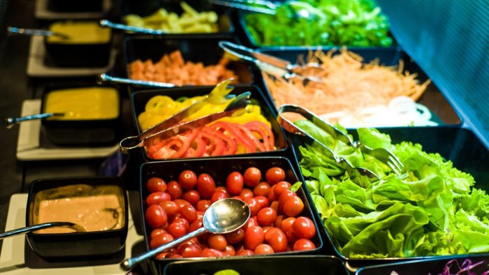 Nước sốt salad: Salad là một món ăn trong tiệc buffet được yêu thích nhưng nước sốt salad lại chính là kẻ thù của rất nhiều chế độ ăn kiêng vì nó chứa nhiều đường, muối, chất béo và các phụ gia khác. Vì vậy lưu ý khi đi ăn buffet nếu có thể hãy bỏ qua nước sốt.