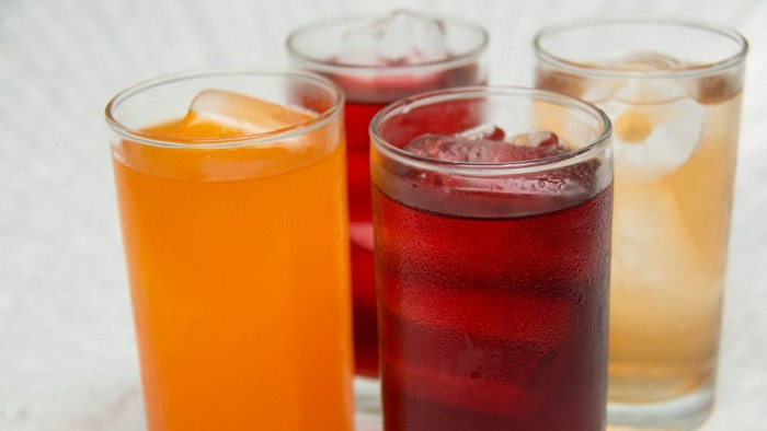 Các loại nước ngọt: Tại những bữa tiệc buffet, bạn có xu hướng ăn nhiều hơn bình thường. Ttốt hơn là bạn uống thêm nhiều nước để vừa làm sạch khẩu vị vừa giữ cho bạn không bị ăn quá nhiều. Không nên uống những đồ uống như trà chanh hay soda vì chúng chứa nhiều đường và calo rỗng.