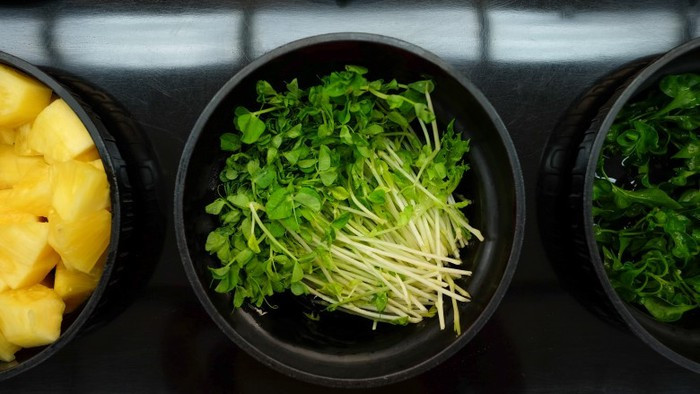 Rau mầm: Thực phẩm này có vẻ tốt cho sức khỏe nhưng đừng quên rau mầm có thể gây nhiều bệnh tật hơn những loại rau khác. Rau mầm được trồng trong môi trường ẩm ướt và khó rửa sạch nên khả năng vẫn có những vi khuẩn có hại không thể làm sạch hết.