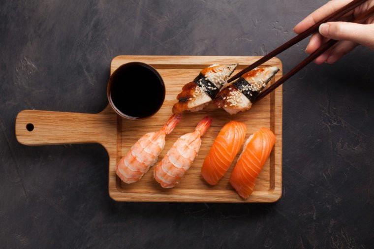 Sushi: Ngay cả khi đi ăn ở nhà hàng chất lượng cao, vẫn có nguy cơ bị đau bụng khi ăn nhiều sushi, và tại một tiệc buffet khi phải chế biến nhiều sushi một lúc, đặc biệt là sushi đồ sống, thì rất có nguy cơ về an toàn thực phẩm nếu không được bảo quản ở nhiệt độ lạnh phù hợp.