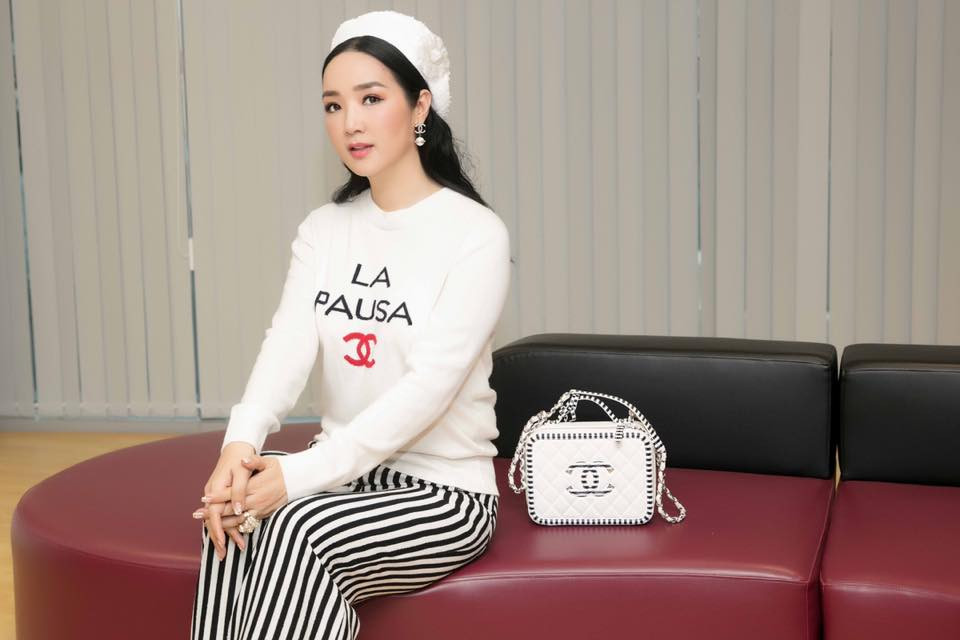 Hoa hậu Đền Hùng nhìn như các cô gái ngoài đôi mươi với bộ trang phục đơn giản này.