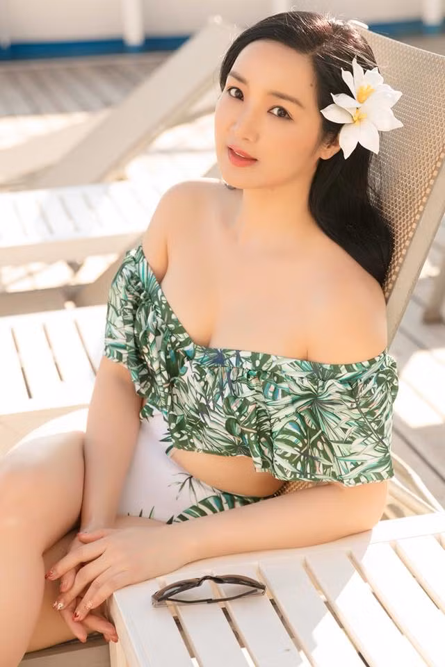Hoa hậu sinh năm 1971 thực sự "hồi xuân" với kiểu áo trễ nải khi đi biển.