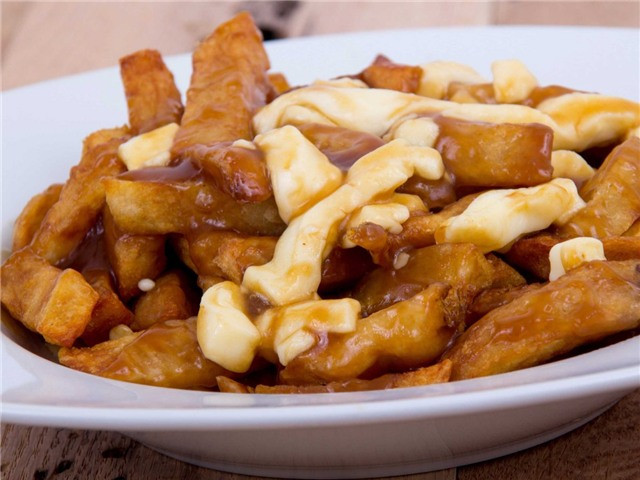 Poutine là món ăn đặc sản của Canada, thường bán tại Québec. Có tới 25 loại Poutine khác nhau, nhưng về cơ bản món này có khoai tây chiên, phô mai và nước sốt thịt đậm đà.