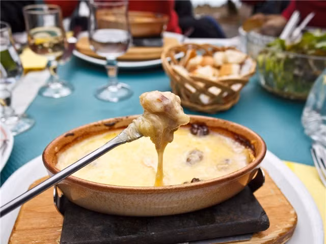 Fondue là món ăn quốc gia của Thụy Sĩ, gồm phô mai Emmental và Gruyère được đun nóng chảy trong nồi cùng vang trắng, tỏi và chanh. Người ăn dùng dĩa cán dài nhúng bánh mì, rau và thịt nguội vào hỗn hợp phô mai được giữ nóng trên lửa nhỏ.