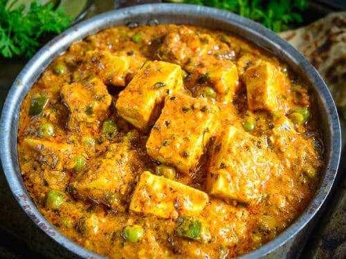 Paneer là một loại phô mai tươi phổ biến ở Ấn Độ, dù có xuất hiện trong ẩm thực của Pakistan và Bangladesh. Paneer được dọn ra cùng các món ăn truyền thống của Ấn Độ như palak paneer, saag paneer và paneer makhani. Ảnh: Internet. 