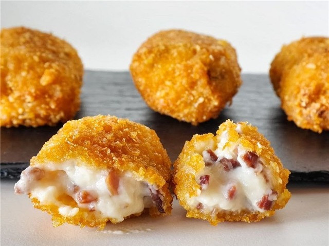 Croquetas de Jamón rất phổ biến ở Tây Ban Nha, gồm thịt viên chiên, trứng, phô mai và bất cứ loại rau nào. Đây thường được coi là món ăn vặt.
