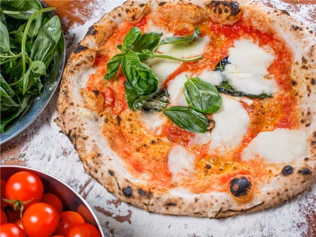 Naples, Italy, là nơi khai sinh ra món pizza hiện đại. Từ thế kỷ 18, món ăn này đã trở nên phổ biến trên khắp thế giới, với đủ loại nhân. Có thể nói pizza là món ăn có phô mai tuyệt nhất mọi thời đại.