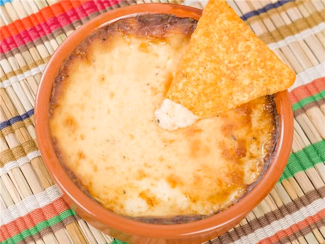 Provoleta là phô mai nguyên bánh nướng của Argentina, thường được cho thêm sốt chimichurri và ăn như món khai vị của "asado" - một bữa tiệc thịt nướng.