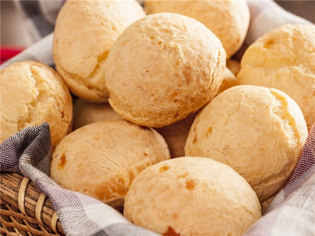 Pão de queijo là bánh nhân phô mai hay dùng trong bữa sáng ở Brazil. Chúng có lớp vỏ ngoài giòn, phần nhân mềm mại nóng hổi, đơn giản nhưng vô cùng ngon miệng.