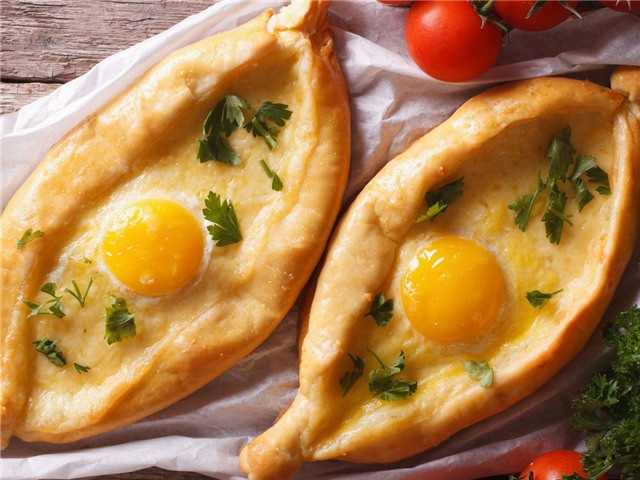 Khachapuri là bánh mì với phô mai ở giữa và một quả trứng ở trên. Món này được ưa chuộng và là đặc sản của from Georgia.