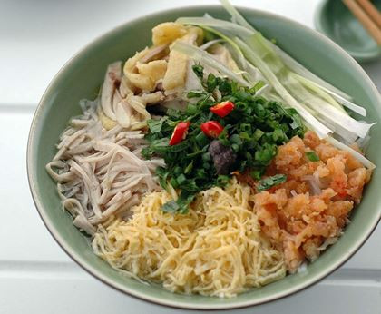 Để mang đến tô bún thang Hà Nội đúng kiểu cách, người đứng bếp phải rất cầu kỳ, cẩn thận trong từng khâu một, từ chọn nguyên liệu, sơ chế, chế biến đến trình bày. Ảnh: Internet.