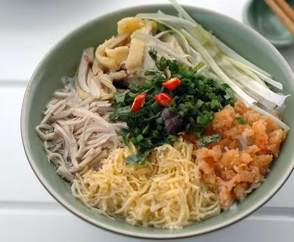 Để mang đến tô bún thang Hà Nội đúng kiểu cách, người đứng bếp phải rất cầu kỳ, cẩn thận trong từng khâu một, từ chọn nguyên liệu, sơ chế, chế biến đến trình bày. Ảnh: Internet.