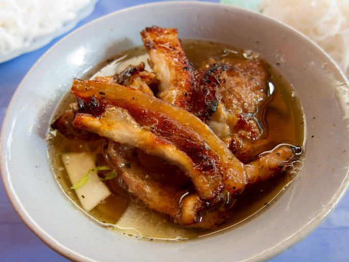 Bún chả thường có cùng một lúc hai loại chả: Chả viên và chả miếng, tuy tùy theo sở thích ăn uống mà có khi thực khách chỉ chọn một trong hai. Chả viên được làm từ thịt nạc vai lợn băm thật nhuyễn nặn viên, ướp trộn với muối, tiêu, nước mắm trên 35 độ đạm, đường, hành khô băm thật nhuyễn, dầu thực vật hoặc mỡ nước.