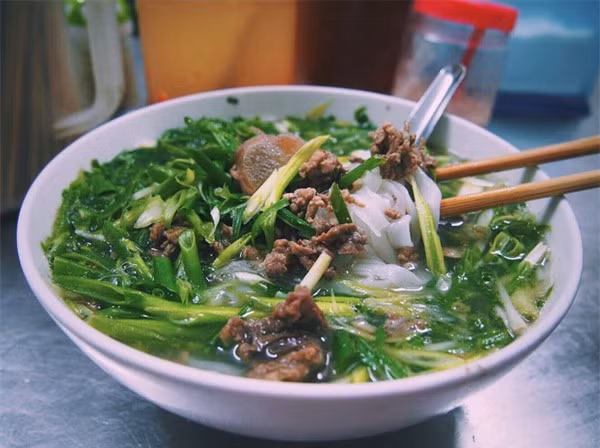 Món ăn này tưởng chừng rất đơn giản với nước dùng ninh từ xương, bánh phở tươi làm từ bột gạo, một nhúm rau hành, thịt bò hoặc gà, dễ phù hợp với khẩu vị số đông và chiếm ưu thế trong các món ăn địa phương. Ảnh: Tripi.vn.