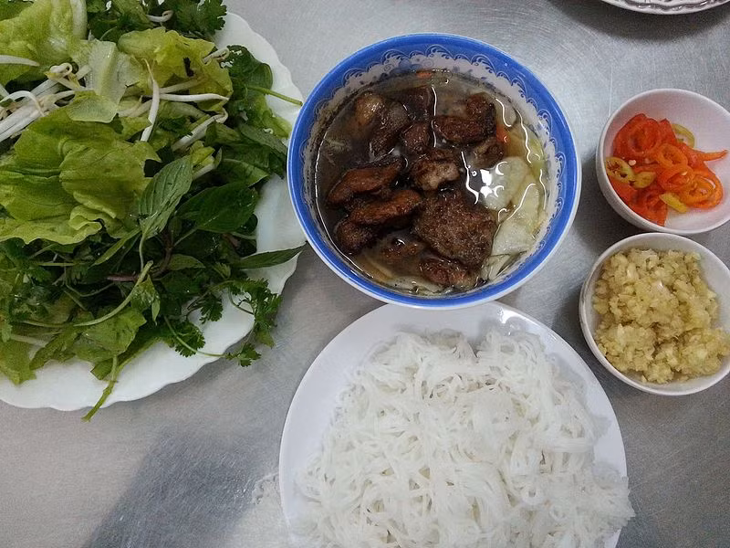 Bún chả, một trong những món ăn Việt phục vụ phóng viên hội nghị Mỹ - Triều, là thứ quà có sức sống lâu bền nhất của Hà Nội. Đây là một trong những đặc sản đặc trưng của ẩm thực Hà thành. Đây cũng là món ăn được cựu Tổng tống Obama thưởng thức khi đến thăm Việt Nam.