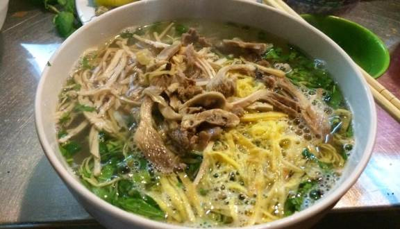 Một thành phần quan trọng quyết định độ ngon, thanh của bún thang là nước dùng. Trong lúc nấu, người đầu bếp phải hớt bọt liên tục và đều tay để nước không bị vẩn đục. Nồi nước dùng đạt chuẩn là nồi nước dùng trong veo, được nấu từ tôm nhưng không tanh mà lại ngọt thanh, thoảng mùi nấm khô, tôm khô đặc trưng. Ảnh: Foody.