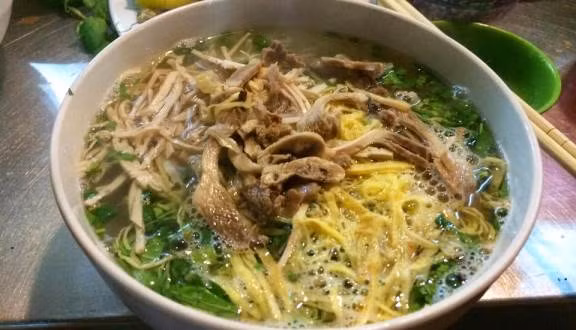 Một thành phần quan trọng quyết định độ ngon, thanh của bún thang là nước dùng. Trong lúc nấu, người đầu bếp phải hớt bọt liên tục và đều tay để nước không bị vẩn đục. Nồi nước dùng đạt chuẩn là nồi nước dùng trong veo, được nấu từ tôm nhưng không tanh mà lại ngọt thanh, thoảng mùi nấm khô, tôm khô đặc trưng. Ảnh: Foody.