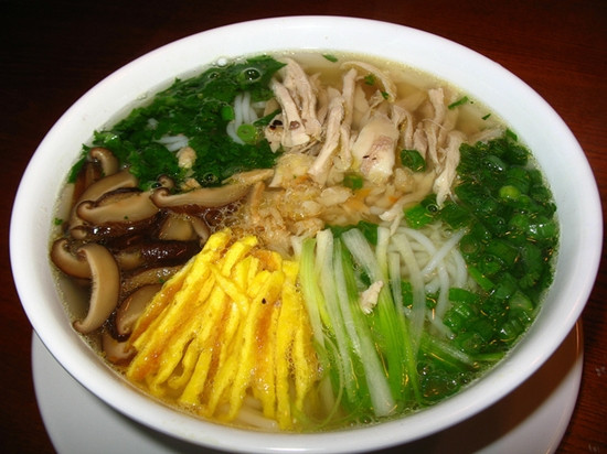 Nguyên liệu chính để làm bún thang là loại bún rối gỡ được thành sợi nhỏ, mềm, trắng như bông. Thịt gà ta xé khéo để vẫn dính chút da vàng óng, giò lụa loại ngon thái sợi, trứng tráng mỏng xắt chỉ rối, ruốc tôm ngọt mà không tanh, được làm bông lên. Ảnh: Internet.