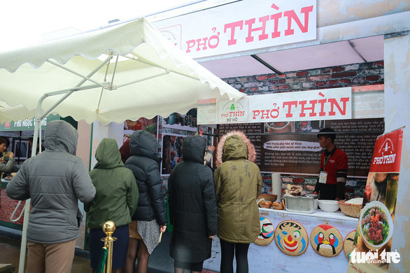 Nước dùng pha chế theo phương thức bí truyền mà ông Thìn học hỏi từ người xưa, thêm những gia vị truyền thống vốn có. Bởi vậy, phở Thìn đã giữ được những gì tinh túy nhất của phở Việt truyền thống, tạo nét đặc biệt riêng làm say lòng những ai yêu ẩm thực quê hương. Ảnh: Tuổi trẻ.