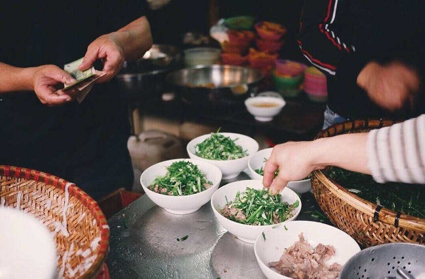 Phở Thìn thu hút hàng ngàn lượt khách thập phương khi đến với Hà Nội bởi thứ nước dùng hảo hạng với công thức bí truyền. Chia sẻ với Zing.vn, ông chủ quán Nguyễn Trọng Thìn bật mí bí quyết làm nên tên tuổi tô phở trứ danh đất Hà thành. Đó là ở cách xào bò tái lăn. "Đầu tiên chảo mỡ phải nóng già, sau đó cho tỏi gừng và thịt bò thái mỏng vào, đảo thật nhanh", ông nói. Ảnh: Zing.