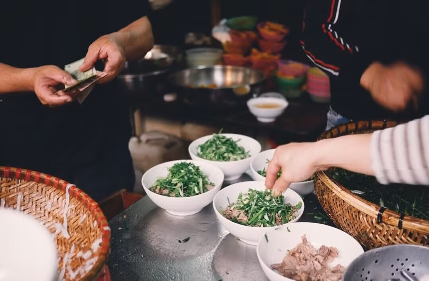 Phở Thìn thu hút hàng ngàn lượt khách thập phương khi đến với Hà Nội bởi thứ nước dùng hảo hạng với công thức bí truyền. Chia sẻ với Zing.vn, ông chủ quán Nguyễn Trọng Thìn bật mí bí quyết làm nên tên tuổi tô phở trứ danh đất Hà thành. Đó là ở cách xào bò tái lăn. "Đầu tiên chảo mỡ phải nóng già, sau đó cho tỏi gừng và thịt bò thái mỏng vào, đảo thật nhanh", ông nói. Ảnh: Zing.