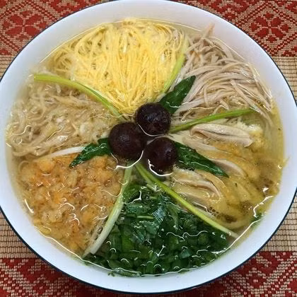 Bún thang bà Ẩm: Nói đến ẩm thực Hà Nội, ngoài phở, sẽ là điều thiếu sót nếu không nhắc đến bát bún thang, trong đó nổi bật hơn cả là bún thang bà Ẩm. Là món ăn cầu kỳ, tinh tế, thể hiện phong cách thanh nhã của ẩm thực Hà thành, bún thang Hà Nội có sự kết hợp hoàn hảo giữa sắc, hương và vị. Ảnh: Phunuthoinay