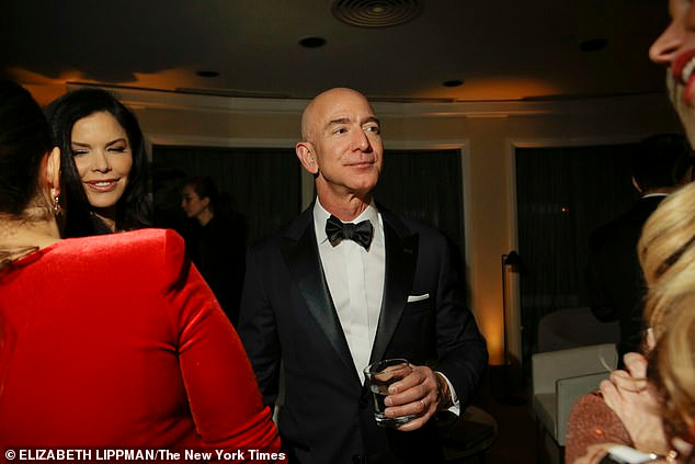 CEO Amazon Jeff Bezos và Lauren Sanchez (trái) tại sự kiện của Amazon cuối tuần qua. Ảnh: New York Times.
