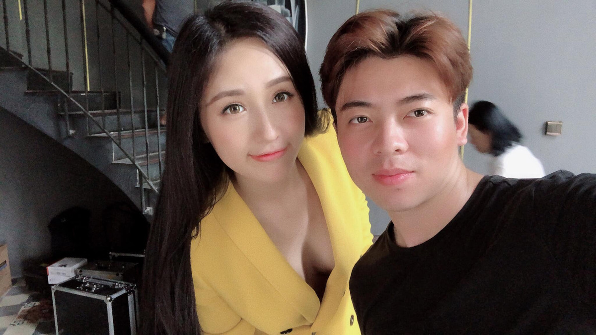 Với trang phục không nội y, Mai Phương Thúy khéo khoe vòng 1 lấp ló tại phim trường.