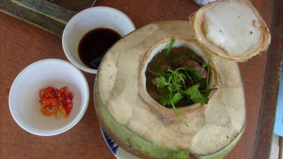 Bò hấp dừa: Thịt bò phi lê thành những miếng mỏng. Hành tây xắt mỏng. Dừa xiêm lấy nước và lược lại qua khăn để loại bỏ bụi bẩn. Đun sôi nước dừa, nêm hạt nêm vừa miệng, cho hành tây vào vặn nhỏ lửa đun khoảng 5 phút. Vỏ dừa đem nướng cho thật nóng, cho thịt bò, nước dừa vào trái, nướng trên bếp than hoa đến khi nước dừa sôi.