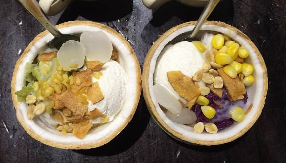 Kem xôi dừa là món ăn du nhập từ Thái Lan, nhưng dần trở nên phổ biến và được yêu thích tại Sài Gòn. Xôi nếp dẻo, ngon, thơm, thêm ít nước cốt dừa dùng chung với kem dừa lạnh ngọt cùng dừa sợi sấy, đậu phộng khiến ai nấy nhìn qua cũng thèm thuồng.