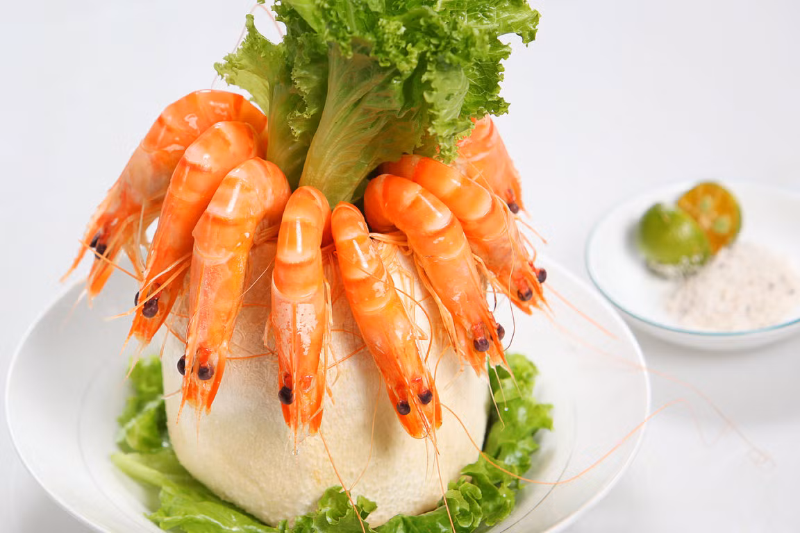 Nhớ đậy nắp nồi trong quá trình hấp nếu không tôm sẽ chín không đều, nhất là phần đầu tôm có thể còn sống trong khi thân tôm đã chín. Xếp tôm vào vỏ trái dừa cho đẹp.