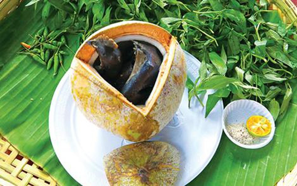 Món gà ác hấp quả dừa sẽ mất khoảng 45 phút để gà thực sự chín mềm. Khi chín, hương thơm bốc lên sẽ có mùi dừa thoang thoảng rất hấp dẫn. Dân sành ẩm thực miền Tây coi món gà ác tiềm nước dừa tươi là một trong những món ăn ngon và giàu dinh dưỡng.