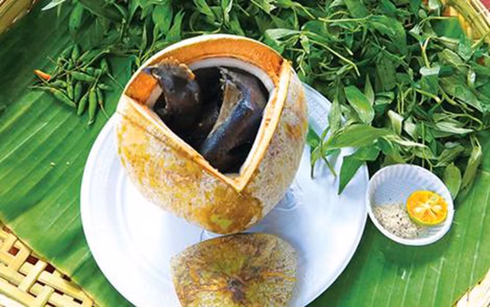 Món gà ác hấp quả dừa sẽ mất khoảng 45 phút để gà thực sự chín mềm. Khi chín, hương thơm bốc lên sẽ có mùi dừa thoang thoảng rất hấp dẫn. Dân sành ẩm thực miền Tây coi món gà ác tiềm nước dừa tươi là một trong những món ăn ngon và giàu dinh dưỡng.