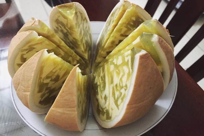 Bánh flan trái dừa: Nếu đã nhàm chán với bánh flan trứng, flan phô mai... thì hãy thử đổi vị với món bánh flan trái dừa độc đáo này. Phần tráng miệng hấp dẫn trong hình dáng của một quả dừa với lớp cơm mỏng giòn áo bên ngoài. Phần bên trong lại là bánh flan mềm mại và béo thơm.