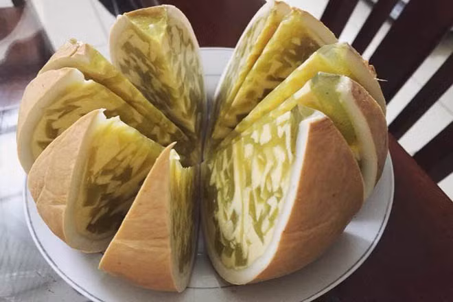 Bánh flan trái dừa: Nếu đã nhàm chán với bánh flan trứng, flan phô mai... thì hãy thử đổi vị với món bánh flan trái dừa độc đáo này. Phần tráng miệng hấp dẫn trong hình dáng của một quả dừa với lớp cơm mỏng giòn áo bên ngoài. Phần bên trong lại là bánh flan mềm mại và béo thơm.