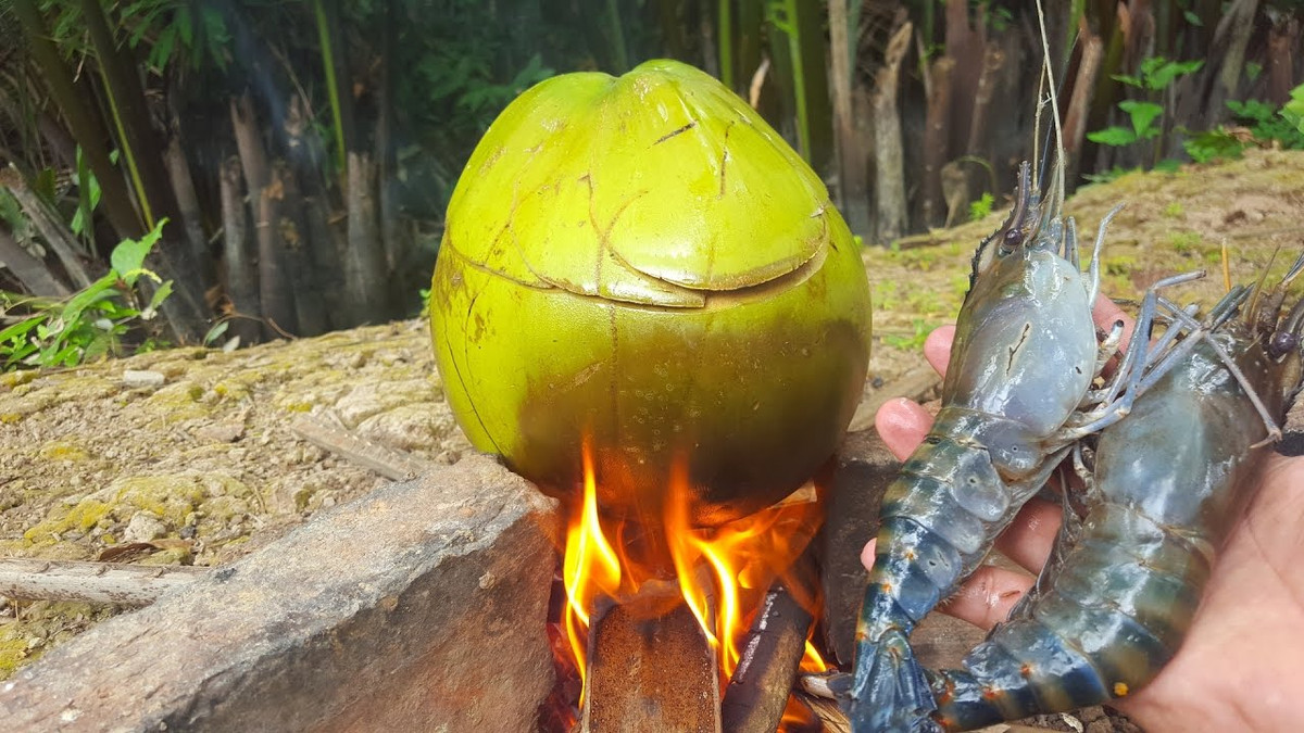 Tôm hấp trái dừa: Tôm rửa sạch, để ráo. Dừa đập lấy nước, giữ vỏ cho đẹp. Đun sôi nước dừa, nêm gia vị rồi thả tôm vào, sau 3 phút bắc ra.